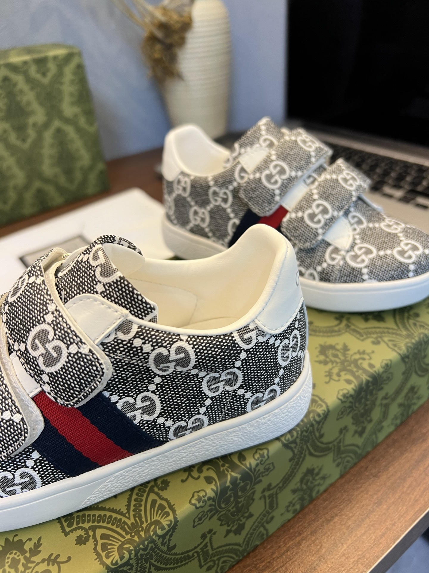 Children's shoes child